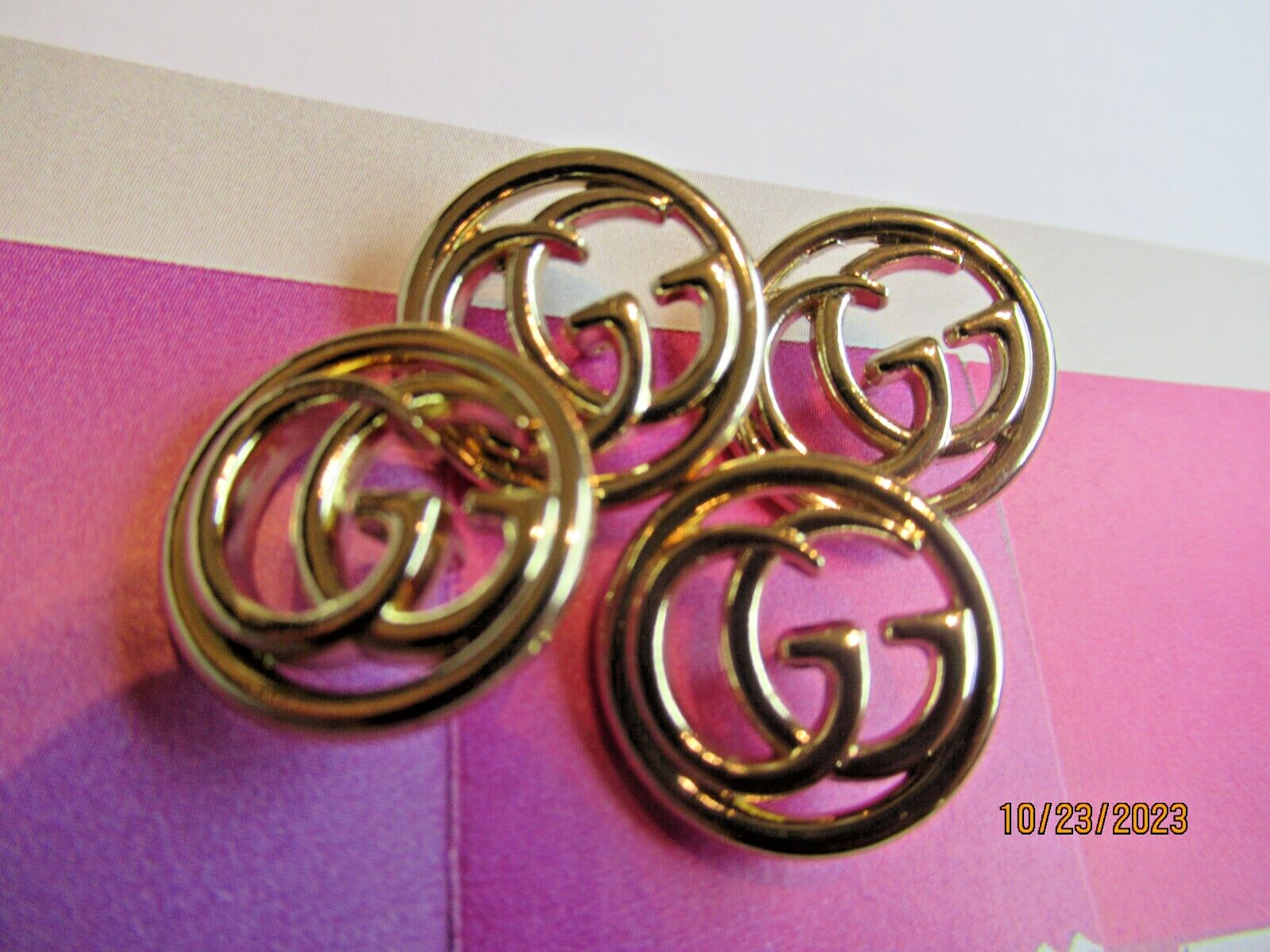 GUCCI 4 BUTTONS  18MM gold tone, METAL   THIS IS FOR 4
