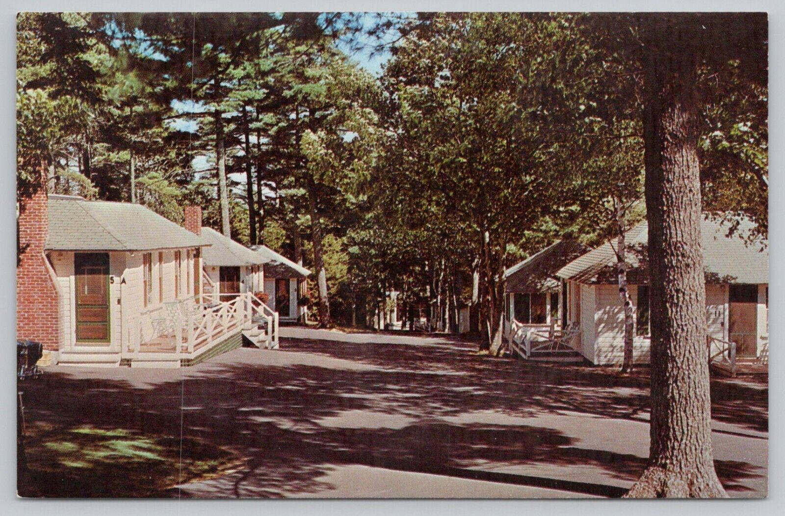Postcard Hinckley's Dreamwood Motor Court Motel, Bar Harbor Maine, Exterior View