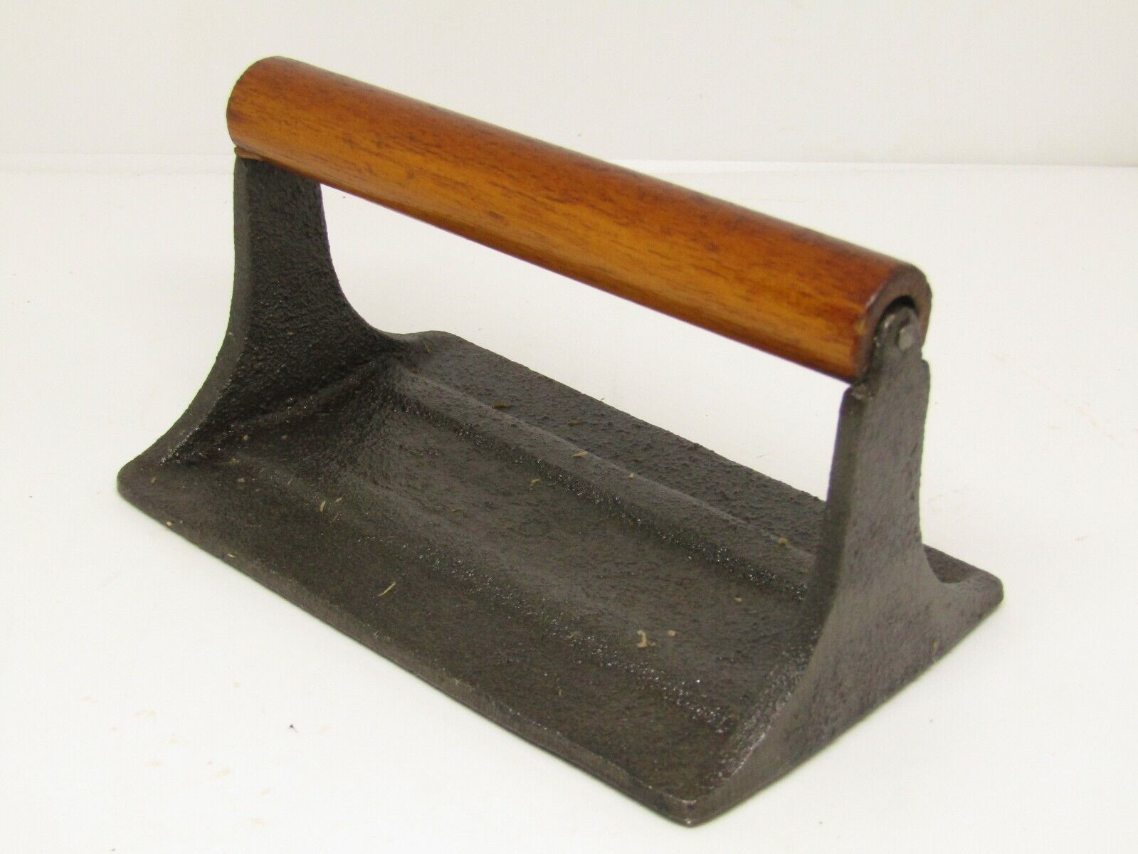 VINTAGE CAST IRON BACON PRESS WITH PIG & FLOWERS DESIGN WITH WOOD HANDLE.