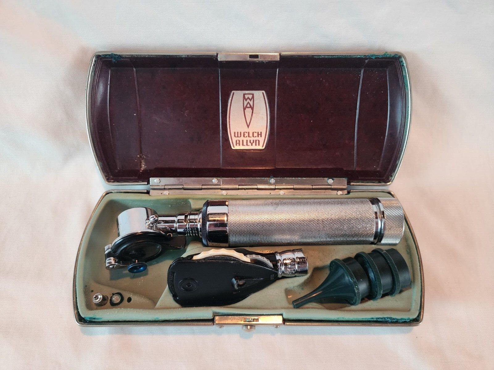 Vintage WELCH ALLYN Doctor\'s Otoscope Ophthalmoscope with Original Bakelite Case