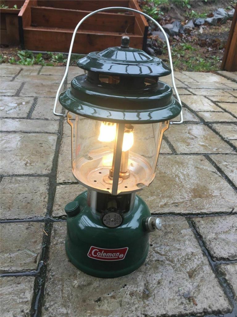 OLD COLEMAN CAMPING LANTERN 220 MUSTARD YELLOW CLAM SHELL 1977 OUTDOOR LIGHTING