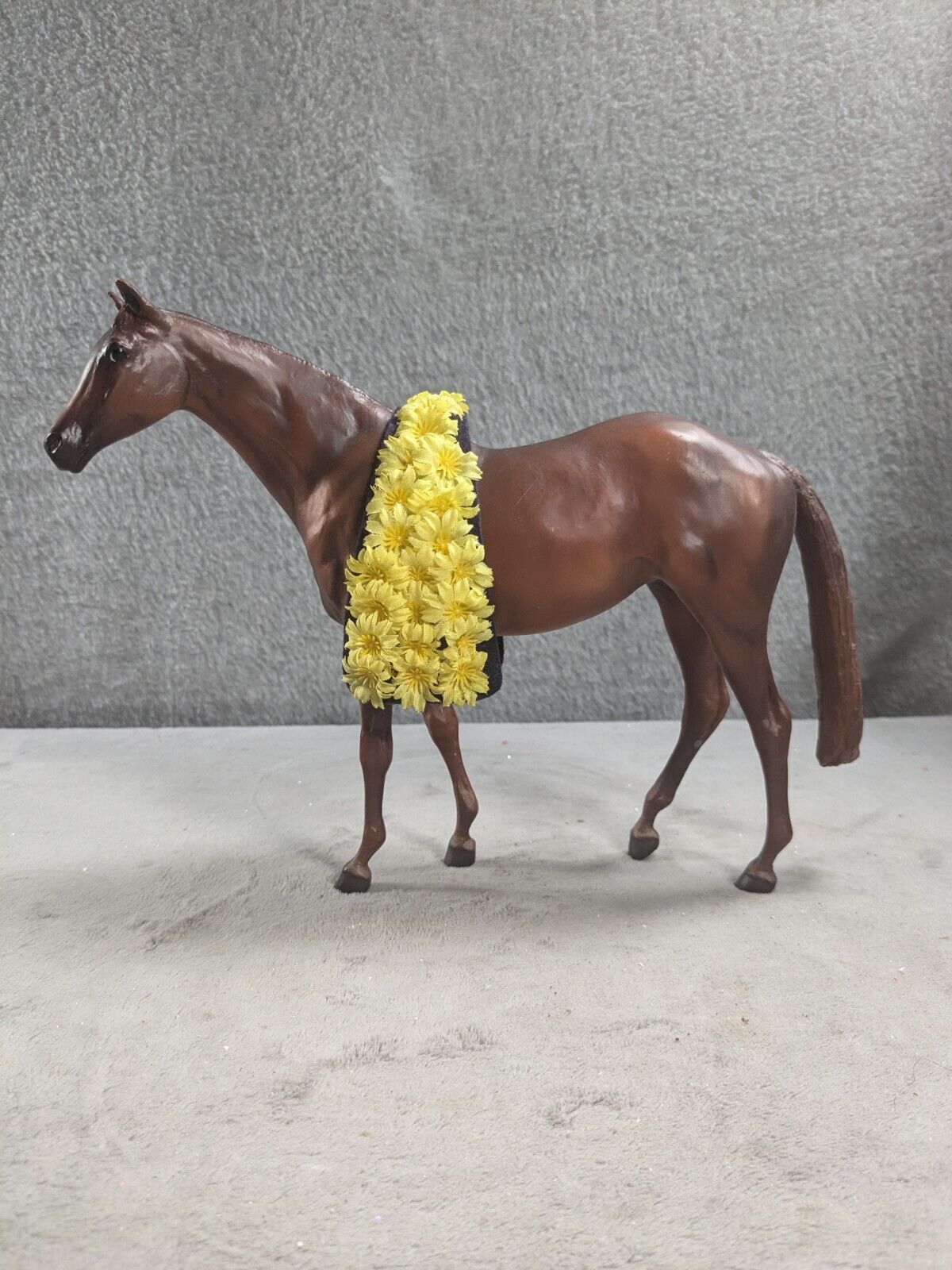 1985 Breyer Horse Dreamer Traditional Model with Sash of Yellow Daisies 8\