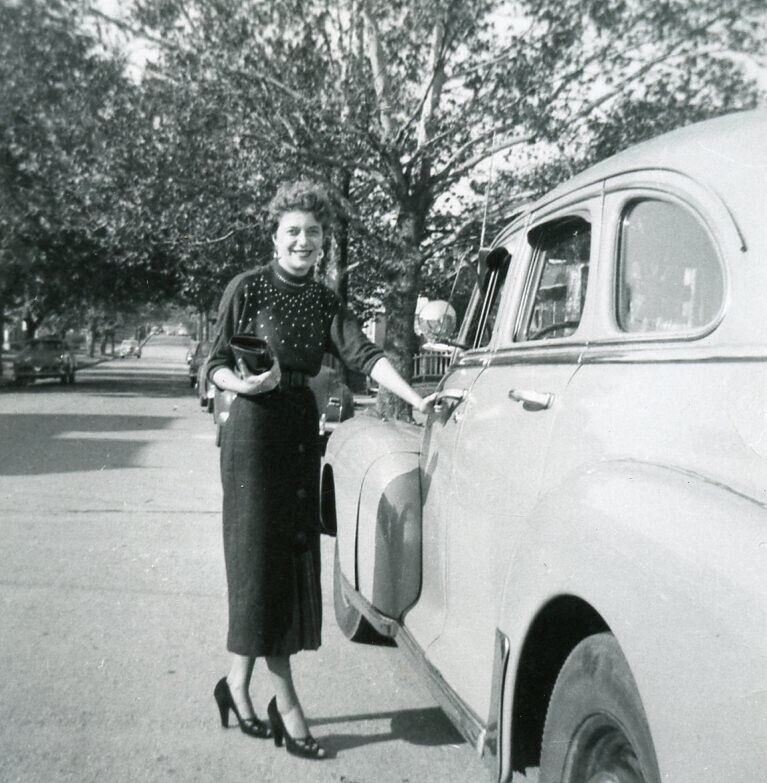 BB66 Original Vintage Photo WOMAN GETTING IN A CAR c 1954