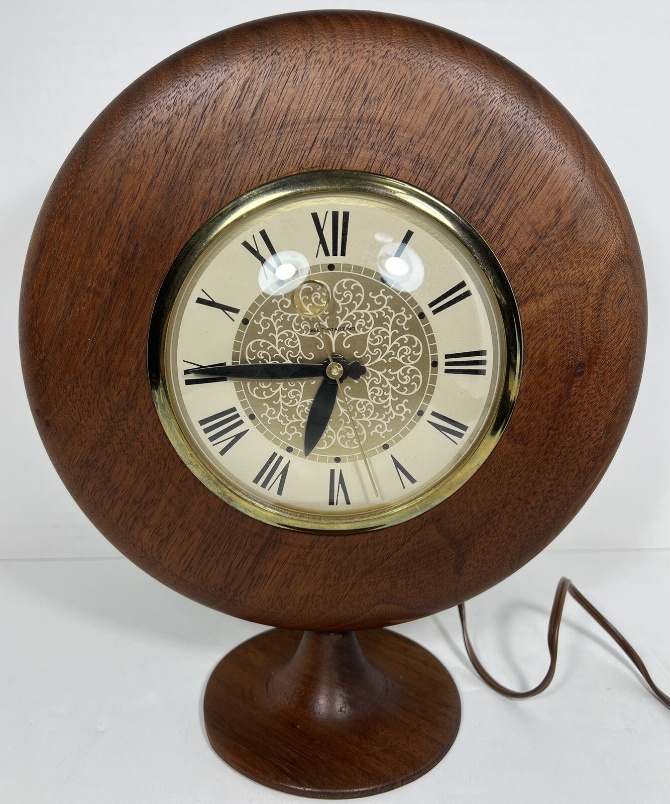Vintage Mid Century Modern Atomic Lanshire Electric Walnut Table Clock. Works