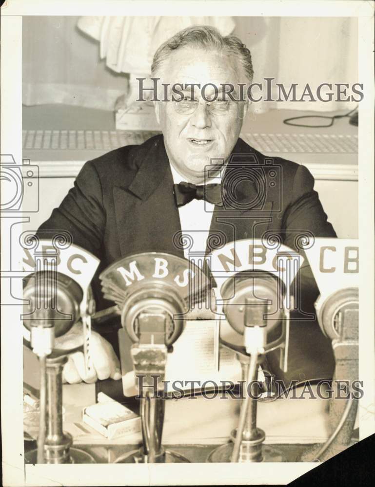 1940 Press Photo President Franklin D. Roosevelt During Radio Address