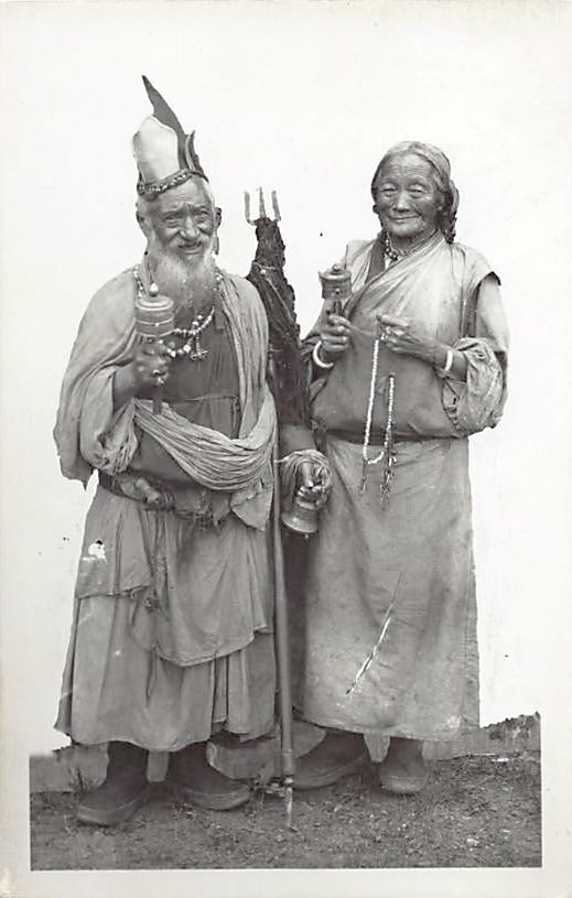 Tibet - Two Tibetan beggars with prayer wheel - REAL PHOTO