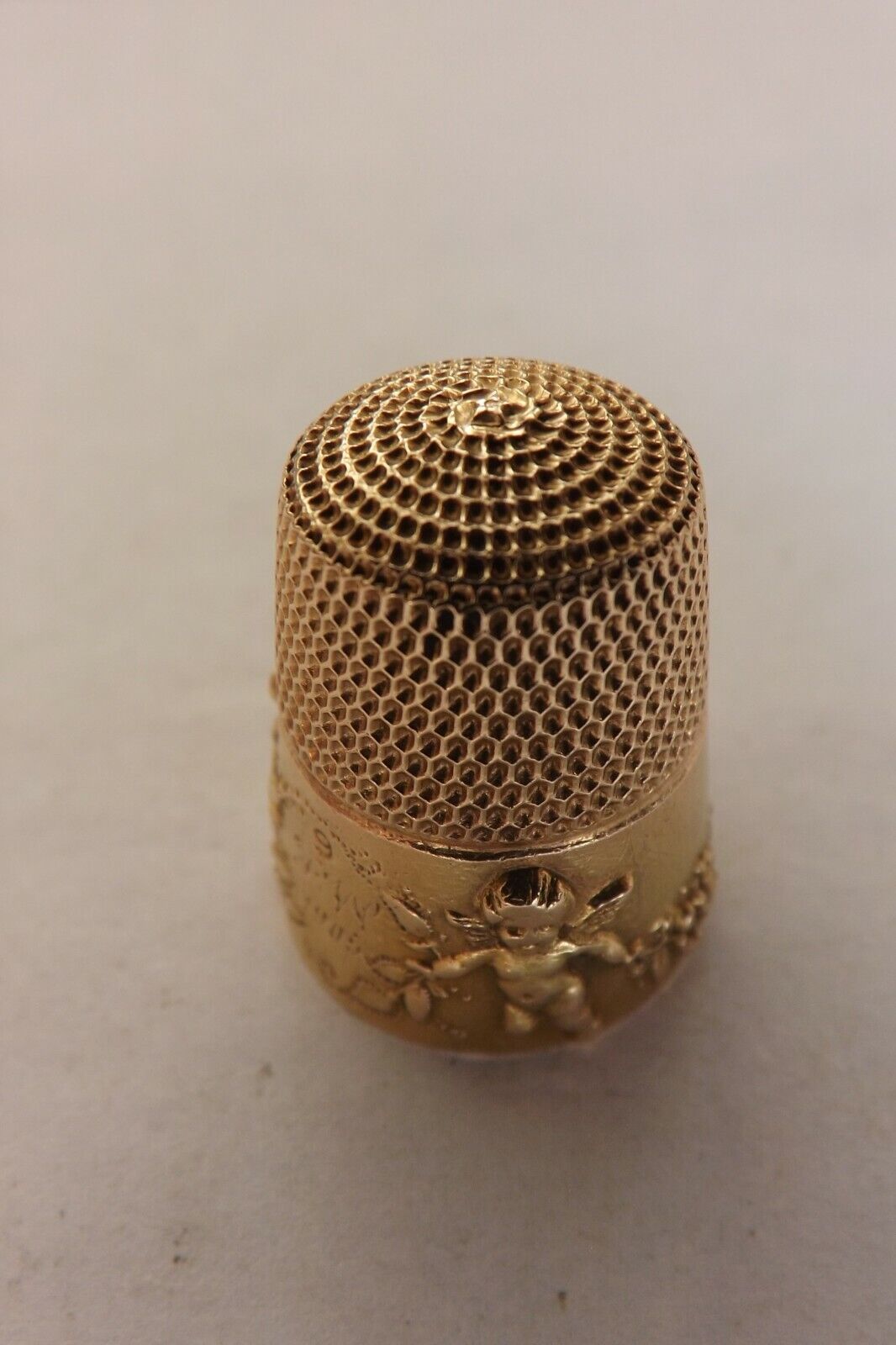 ANTIQUE ENGLISH 9CT GOLD THIMBLE DANCING CUPIDS BY SIMON BROS 1905  (2251)