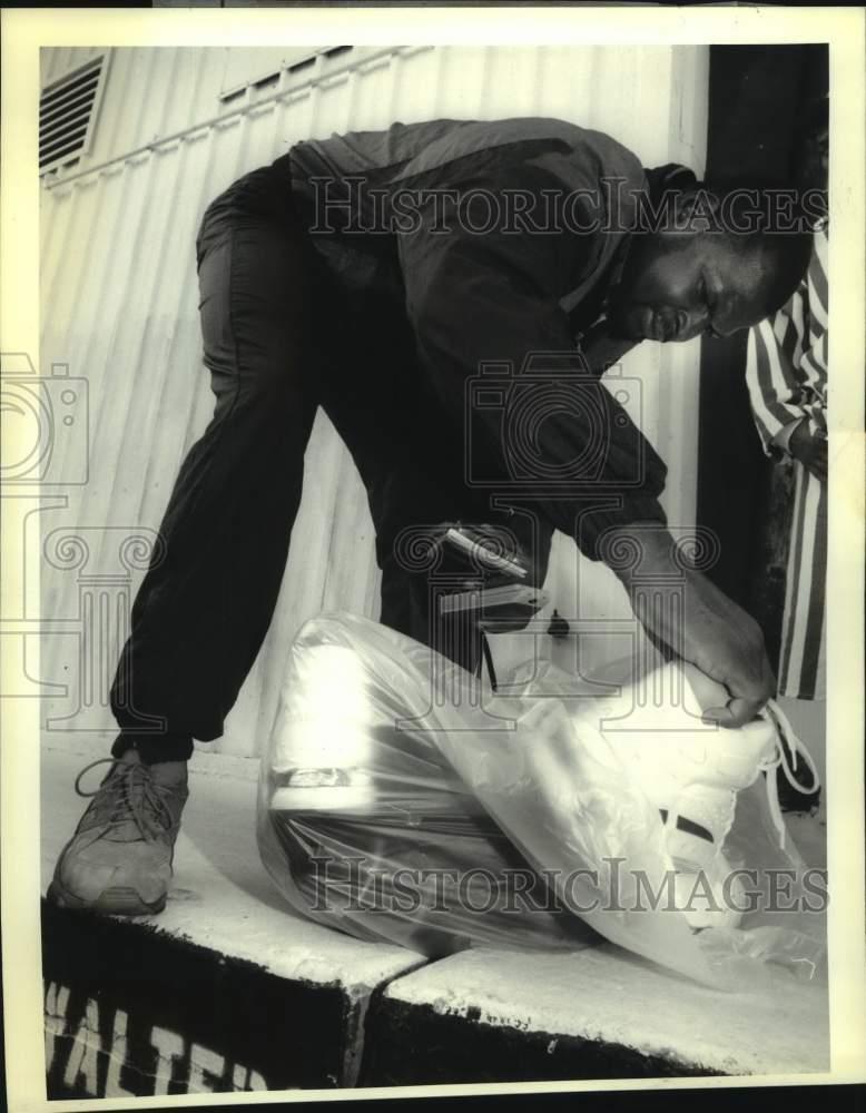 1993 Press Photo New Orleans Saints football player Rickey Jackson gathers gear