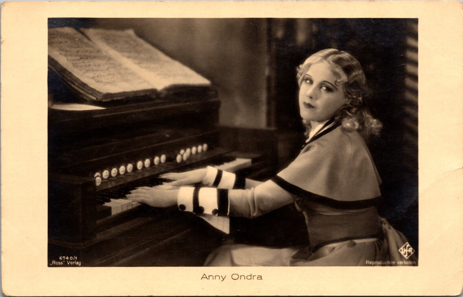ANNY ONDRA: BEAUTIFUL ACTRESS : WIFE OF BOXER MAX SCHMELING : PLAYING PIANO