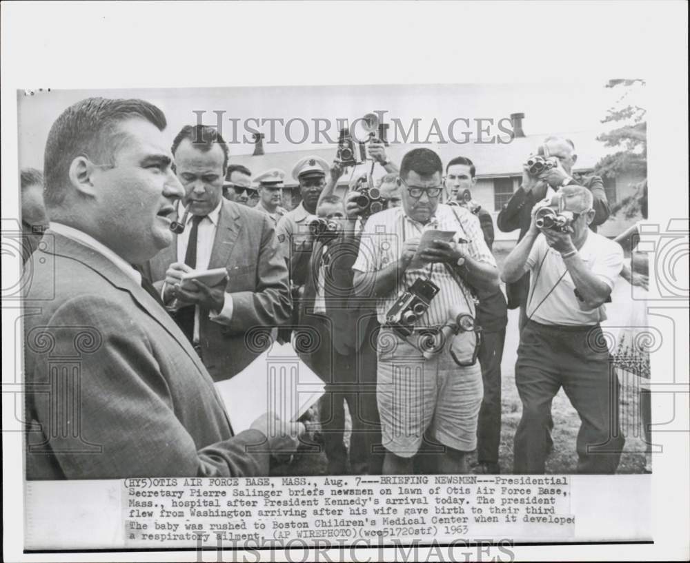 1963 Press Photo Pierre Salinger briefs press at Otis AFB on President\'s son.