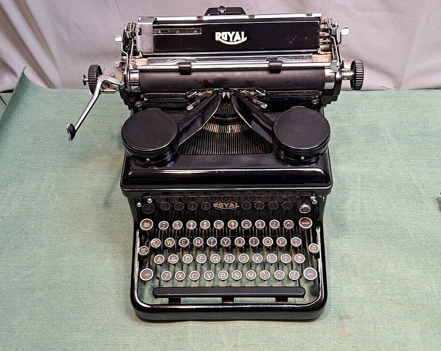 Vintage Royal 1940\'s Gloss Black Typewriter Nice