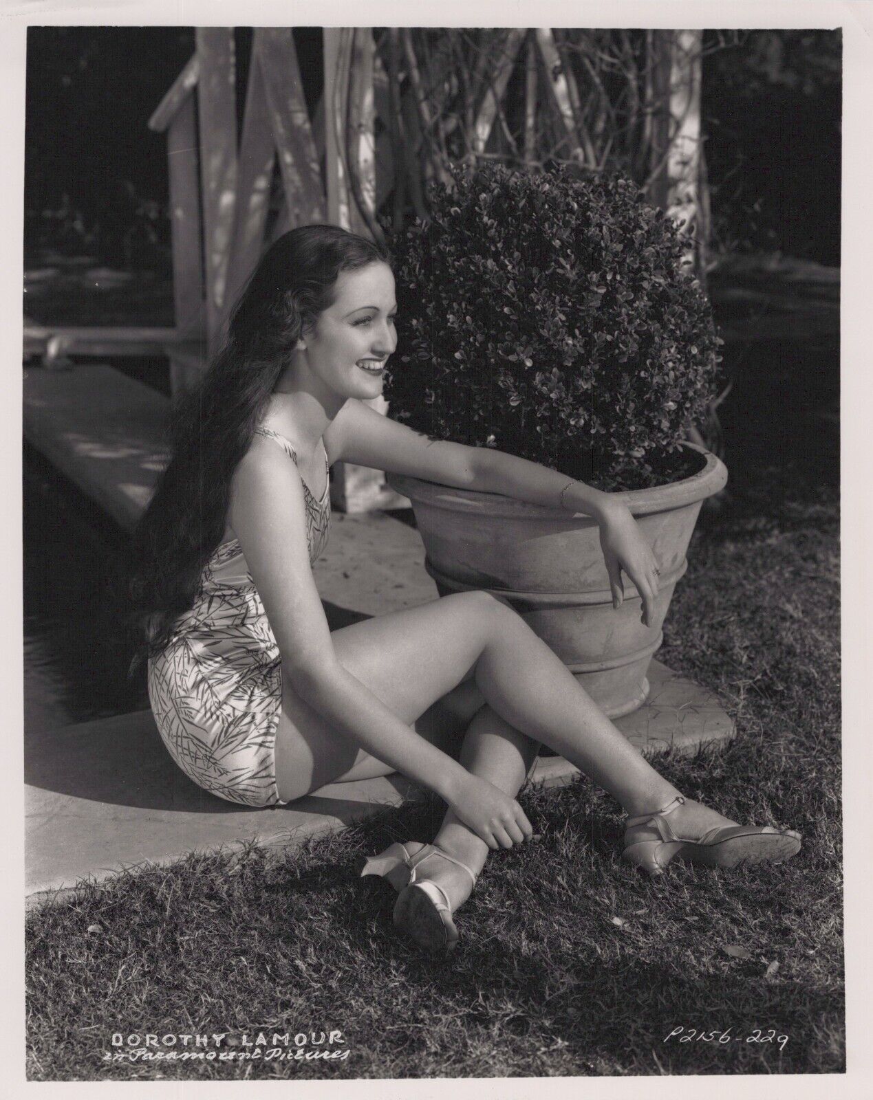 Dorothy Lamour (1940s) ❤ Leggy Cheesecake Hollywood Vintage Photo K 518