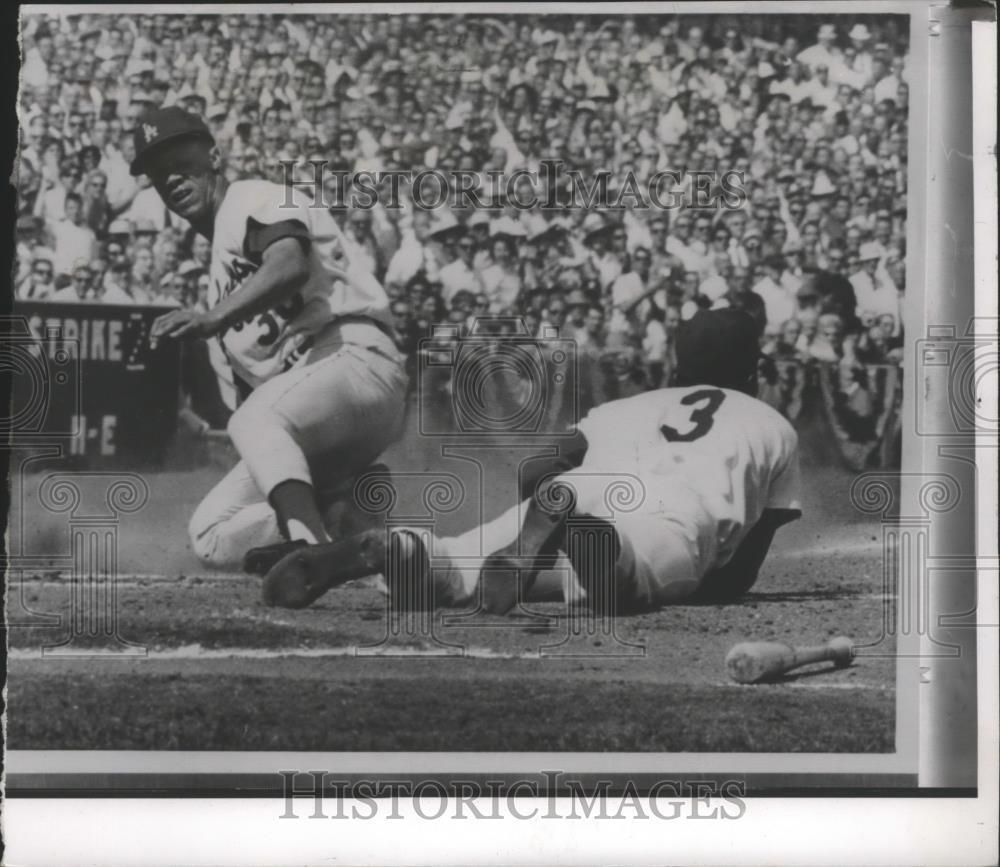 1965 Press Photo Baseball- Maury Wills slides home to safety past Willie Davis