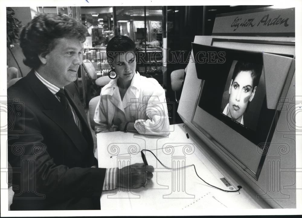 1986 Press Photo Jerry Hamilton Caddy and Joan Rice use computer for cosmetics