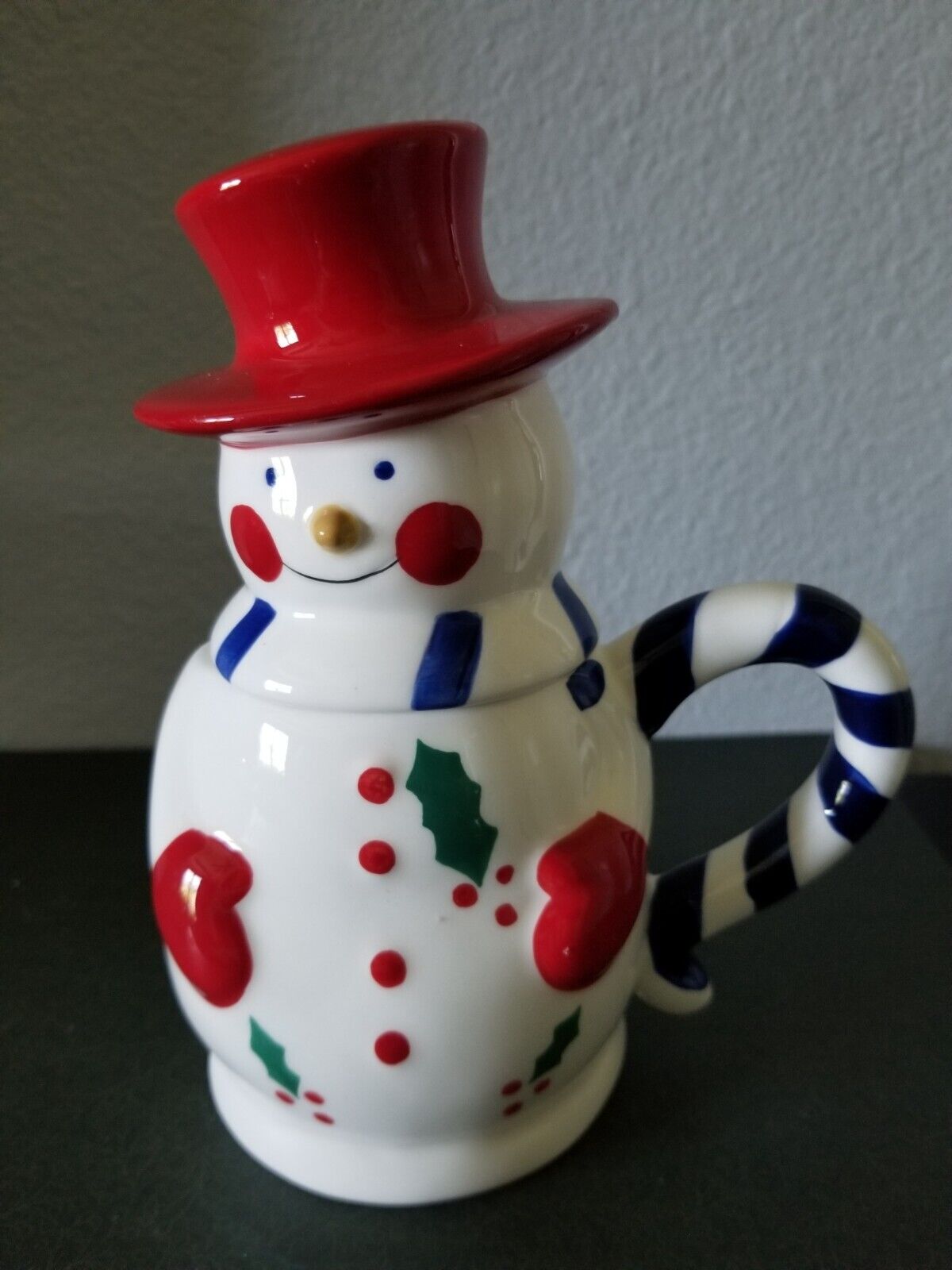 Adorable Vintage Christmas red hat snow man mug with lid, Excellent condition.
