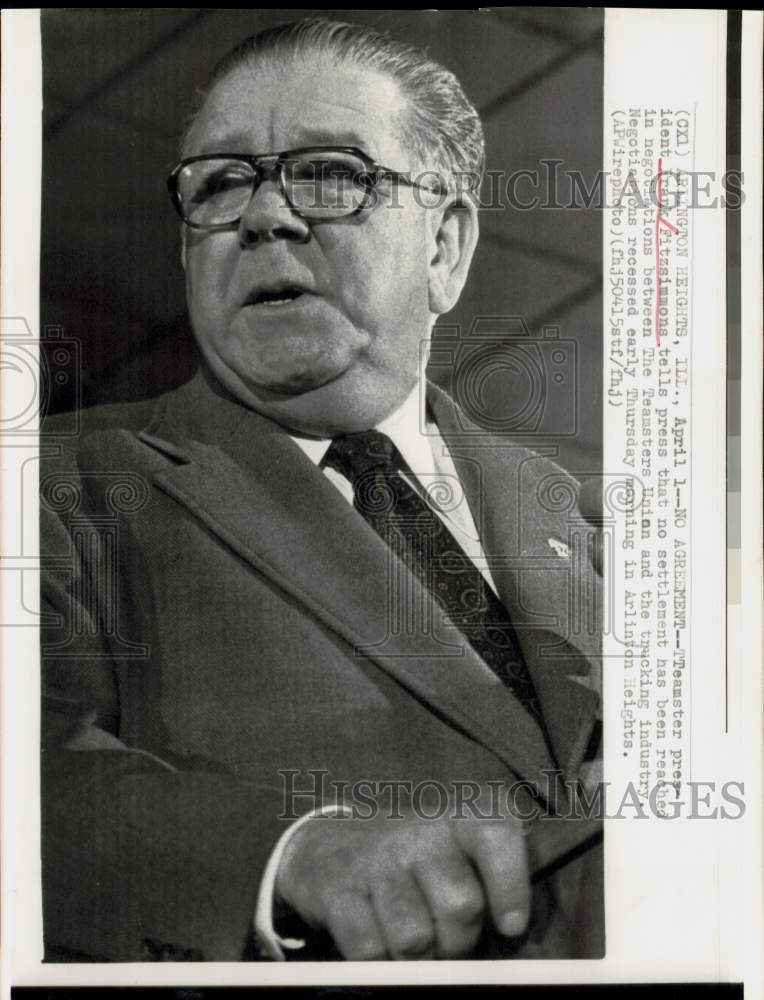 1977 Press Photo Teamsters President Frank Fitzsimmons with press in Illinois.