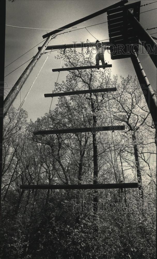 1988 Press Photo Dale Steinke climbing up a new Boy Scout course near Oconomowoc