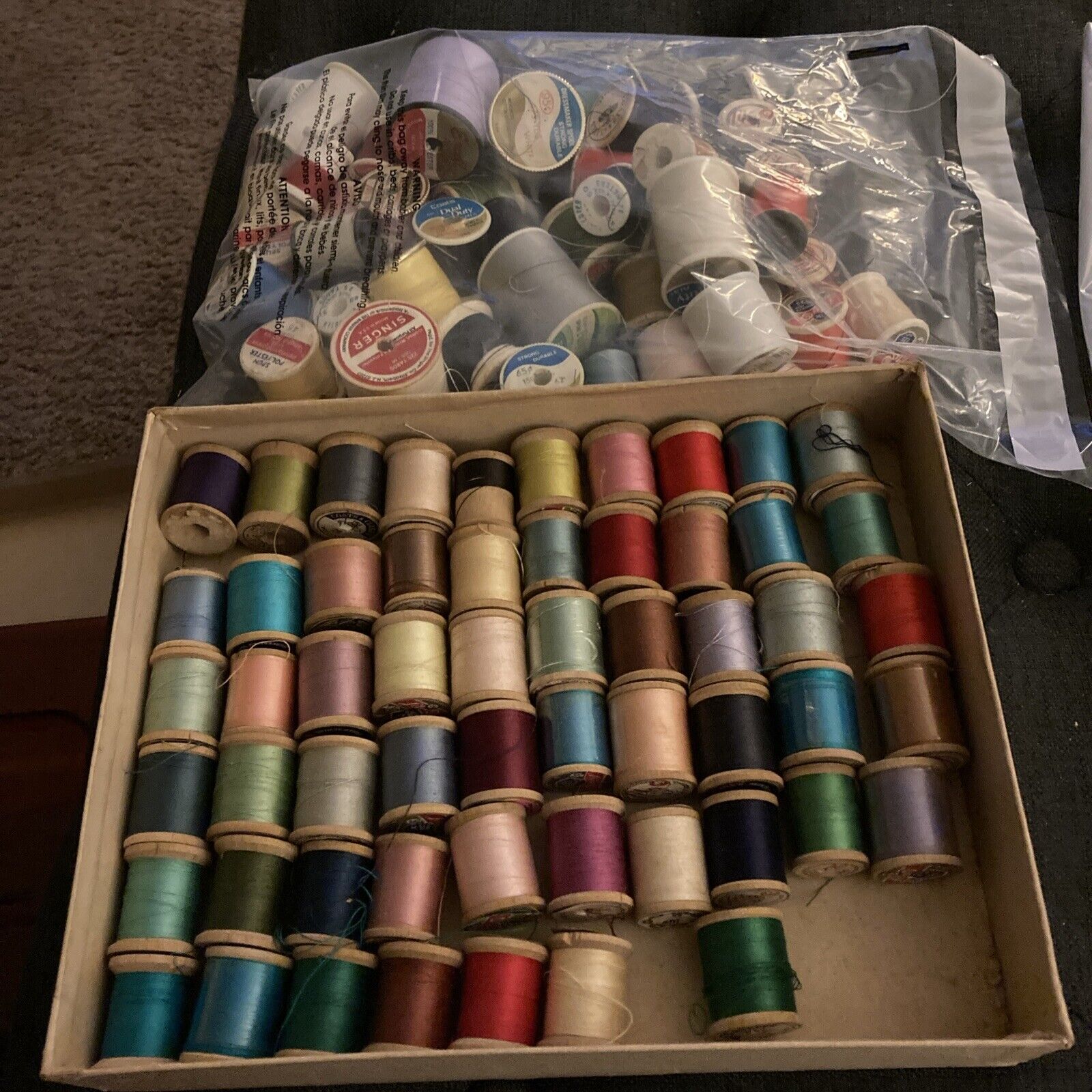 Lot of ~100 Vintage Sewing Thread Spools Assorted Wood & Plastic