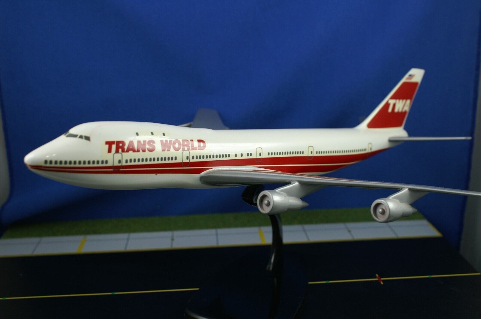 Trans World Airlines Boeing 747-100 Desk Top Model by Air Jet Advance  1:200