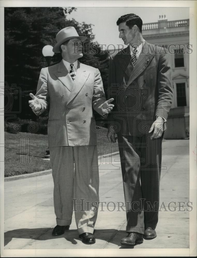 1946 Press Photo Congressiona Medal winner Melvin Mayfield & Sen James Huffman