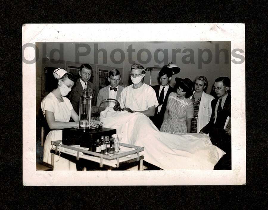 YOUNG MEDICAL STUDENTS OBSERVING PROCEDURE DOCTOR NURSE OLD/PHOTO SNAPSHOT- G445