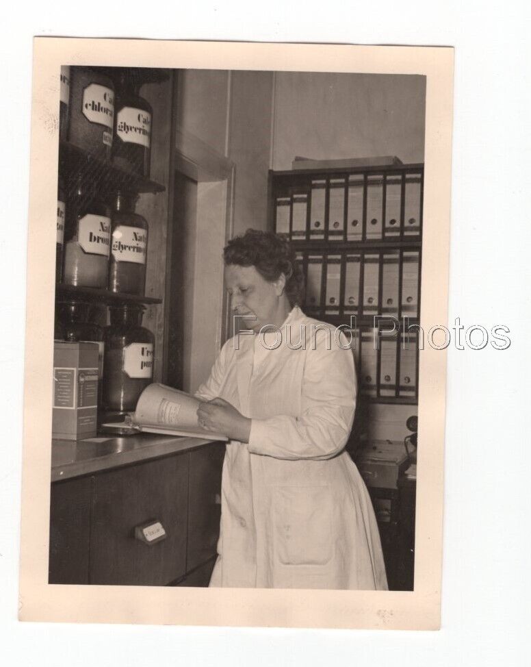FOUND ORIGINAL PHOTOGRAPH BLACK AND WHITE Scientist or pharmacist then C1054