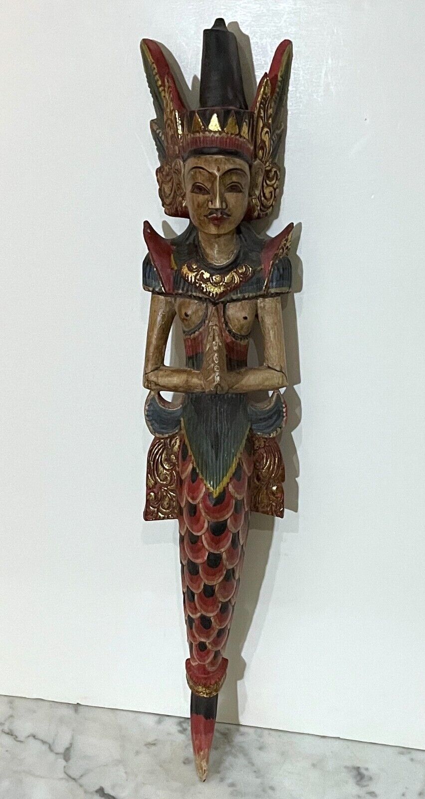 GORGEOUS VINTAGE BALINESE HINDU PAINTED WOOD STATUE OF A MALE FIGURE PRAYING