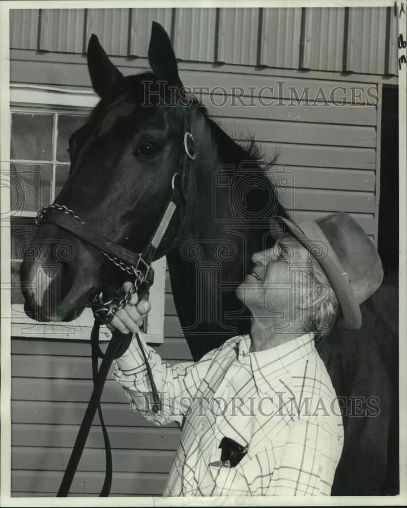 1979 Press Photo Trainer John Oxley looks over race horse A Letter to Harry