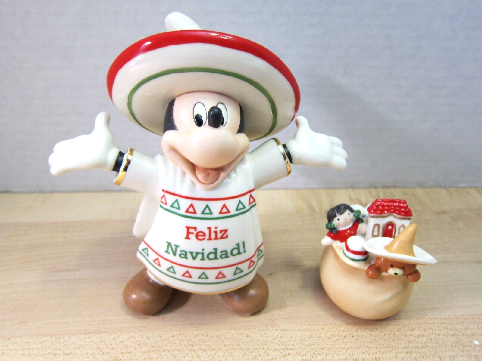 Lenox Disney Mickey Feliz Navidad Figurine Set New in Box