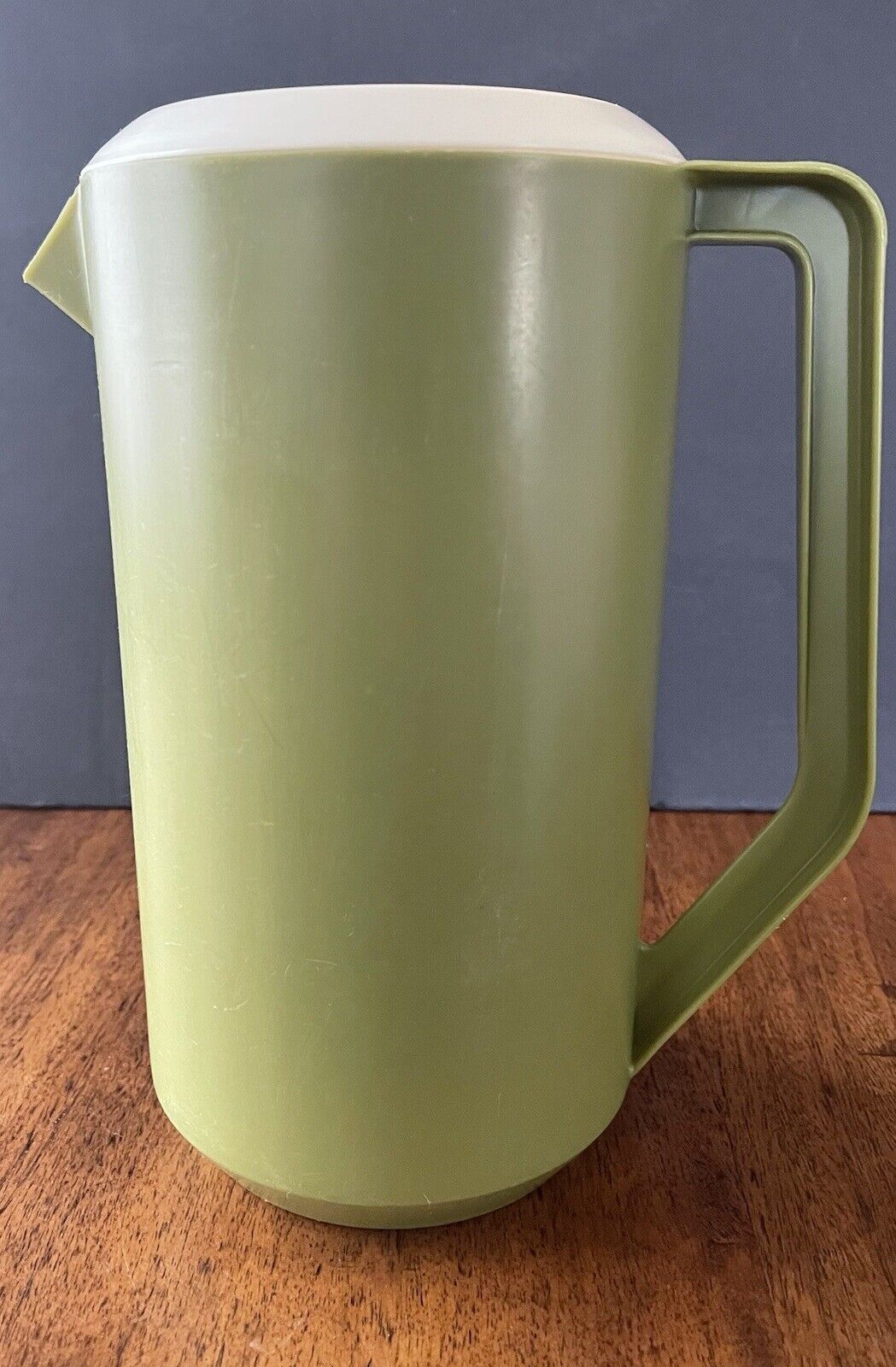 Vintage Avocado Green Rubbermaid 2 1/4 Quart pitcher J 2445 w/ Lid  - 1970\'s