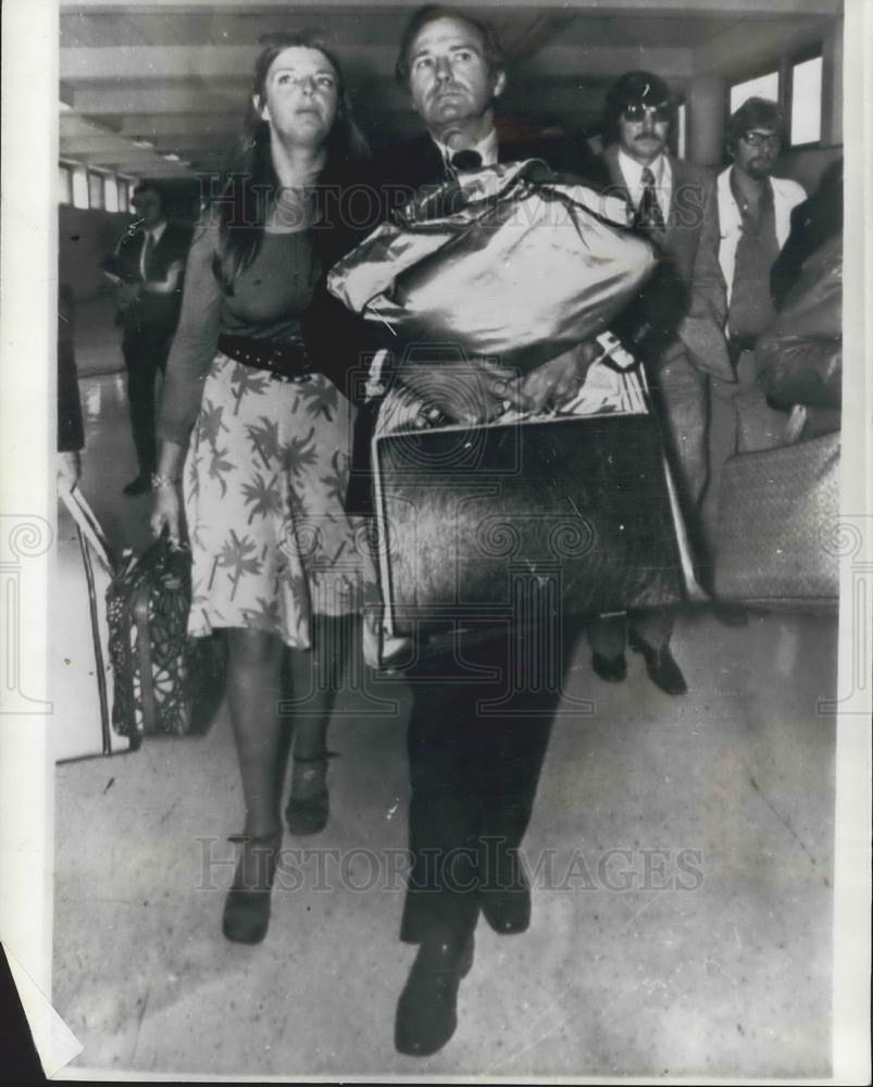 1975 Press Photo John Stonehouse & Daughter At Tullamarine Airport In Melbourne