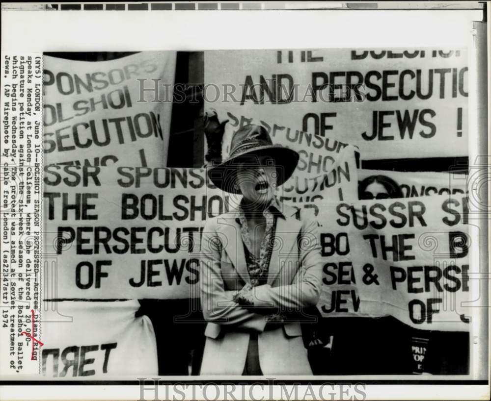 1974 Press Photo Actress Diana Rigg speaks at protest against Bolshoi Ballet.