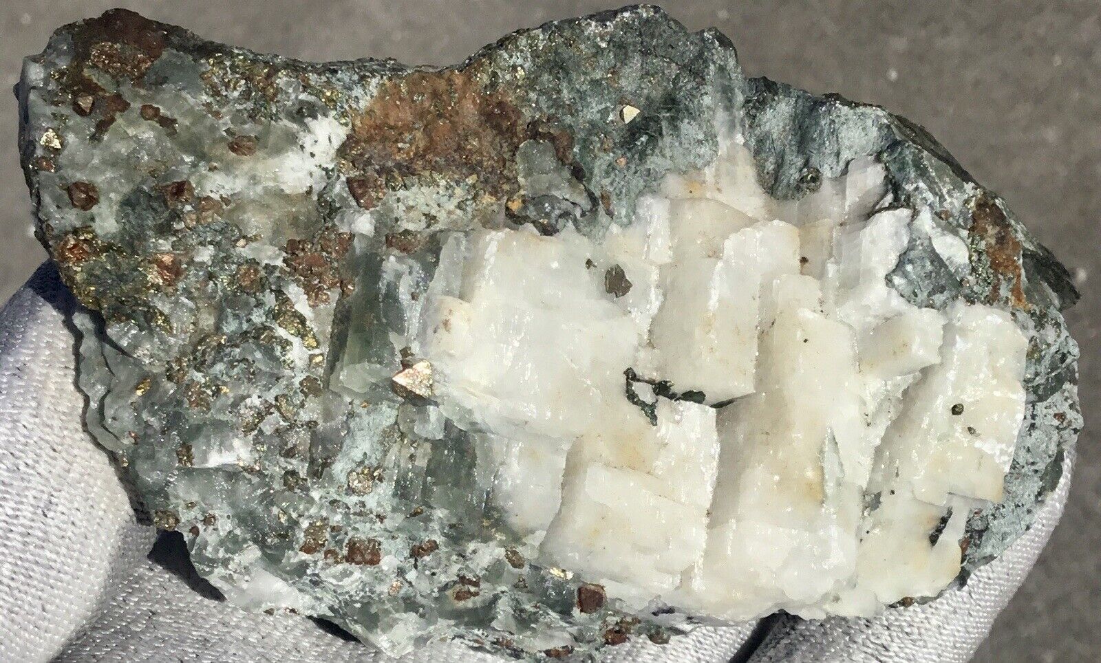 545g Fluorescent Calcite Fluorite Chalcopyrite Willemite Franklin, New Jersey