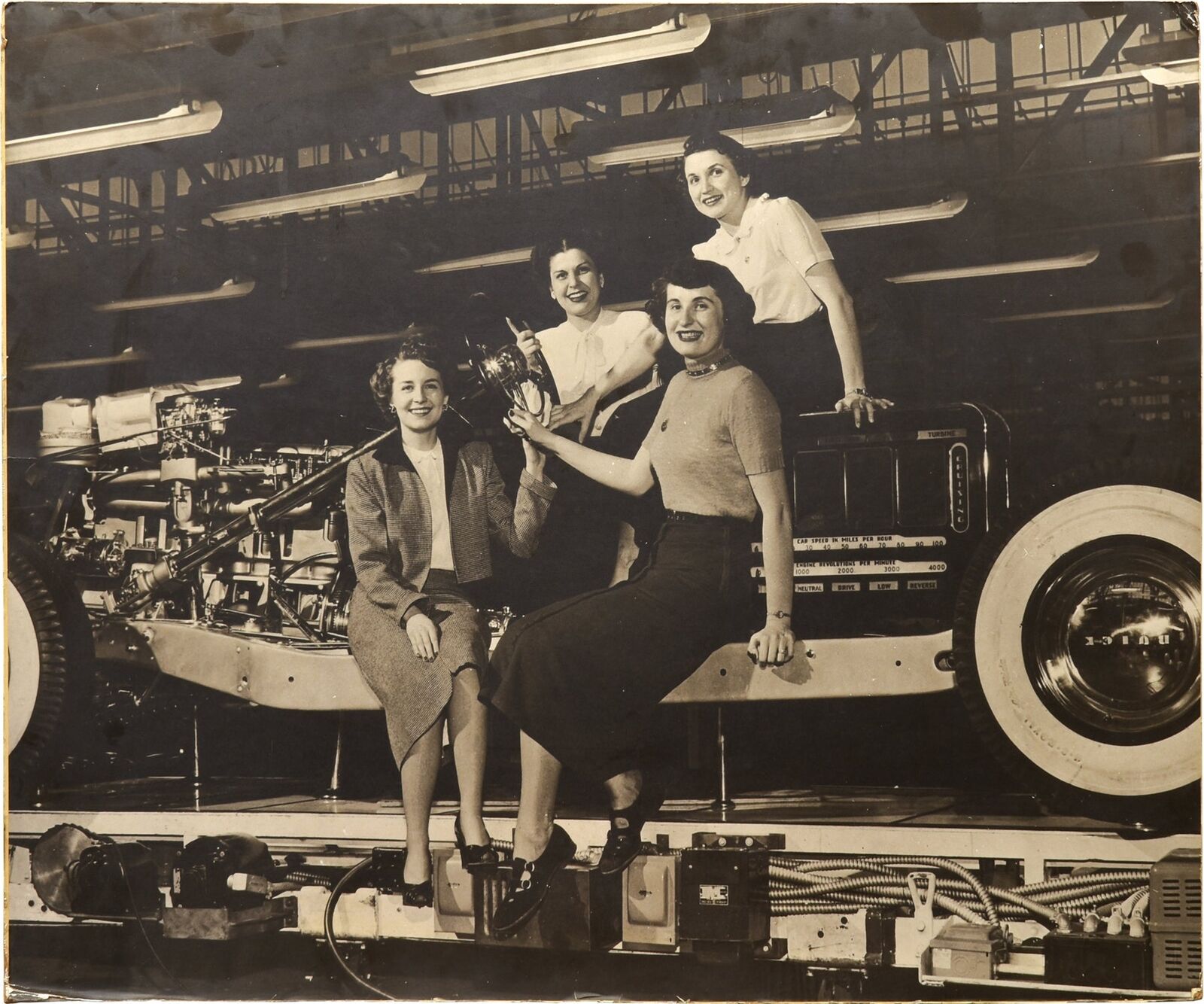 Automobiles ORIGINAL OVERSIZE PHOTOGRAPH OF FOUR WOMEN EMPLOYEES AT #151326