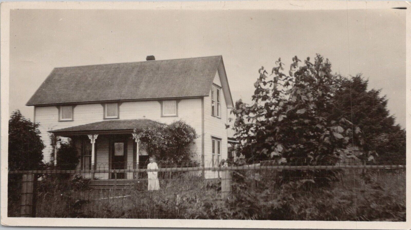 Real Photo ** Residence Scene Mrs. J.M. Caldwell early 1900s