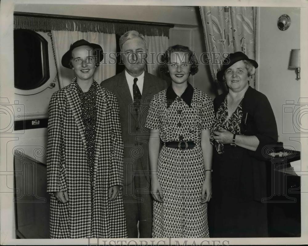 1935 Press Photo Mr and Mrs J W Thomas, Marjorie Thomas, Betty Thomas