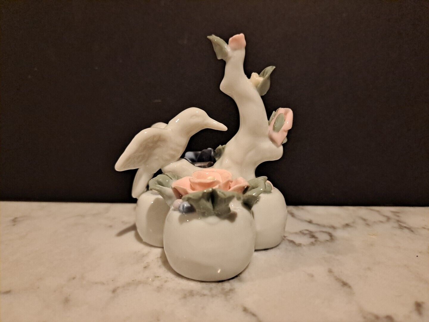 WHITE HUMMINGBIRD AND PINK FLOWERS PORCELAIN VINTAGE NOVELTY COLLECTIBLE...