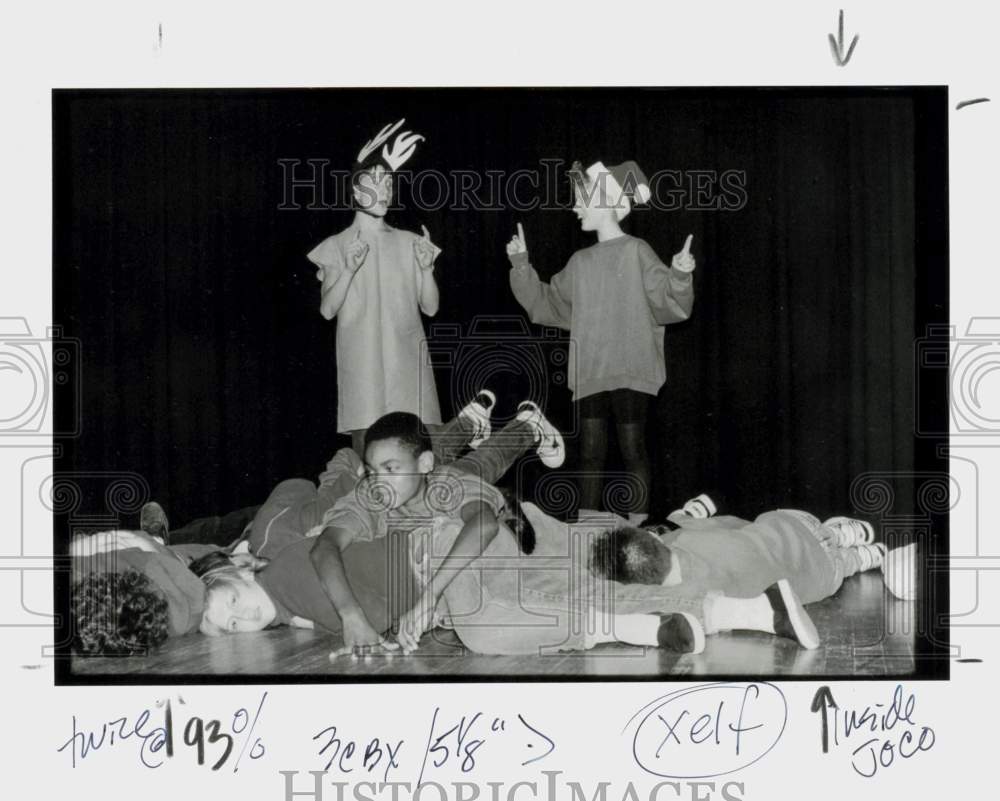 1990 Press Photo Students at Kansas State School for the Deaf rehearse for play