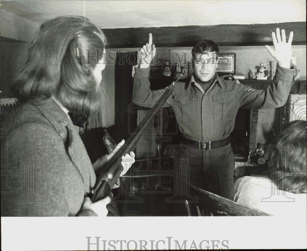 1972 Press Photo Glenda Jackson holding gun on Oliver Reed in \