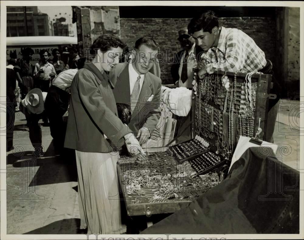 Press Photo Tourists Buying Silver Products in Mexico - kfx38006
