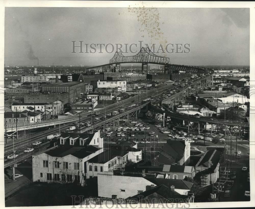 1972 Press Photo Pontchartrain Expressway surrounded by buildings and bridge