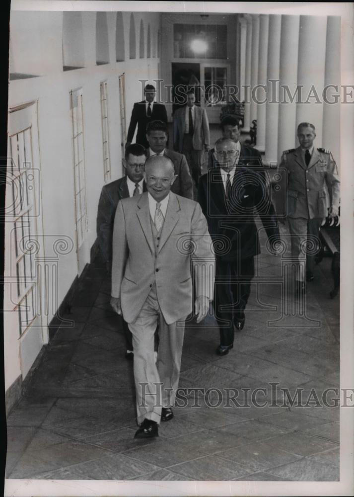1954 Press Photo President Dwight D. Eisenhower Followed by Staff at White House