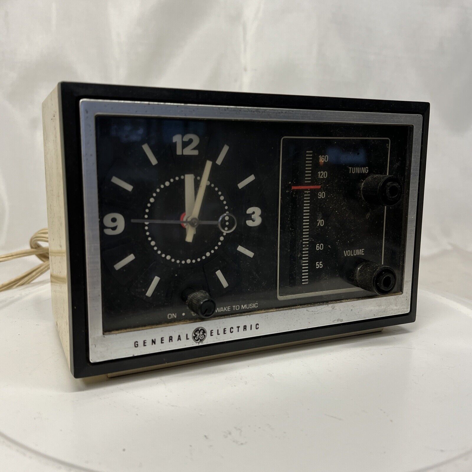 Vintage 1976 GE Clock Radio Alarm Model 7-4725 Beige AM Alarm