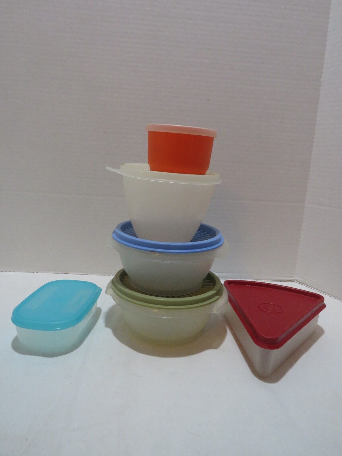 VTG TUPPERWARE MIXED LOT-BOWLS, PIE WEDGE, SM FREEZER CONTAINER-6 ITEMS