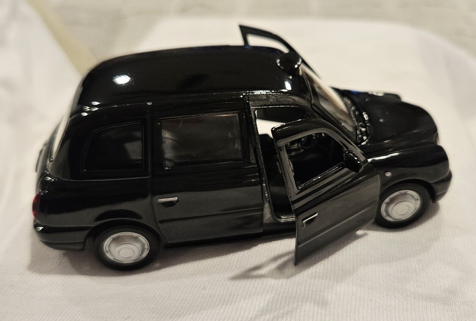 Welly Diecast Model London Taxi TX4 NEW #43537 4.5\