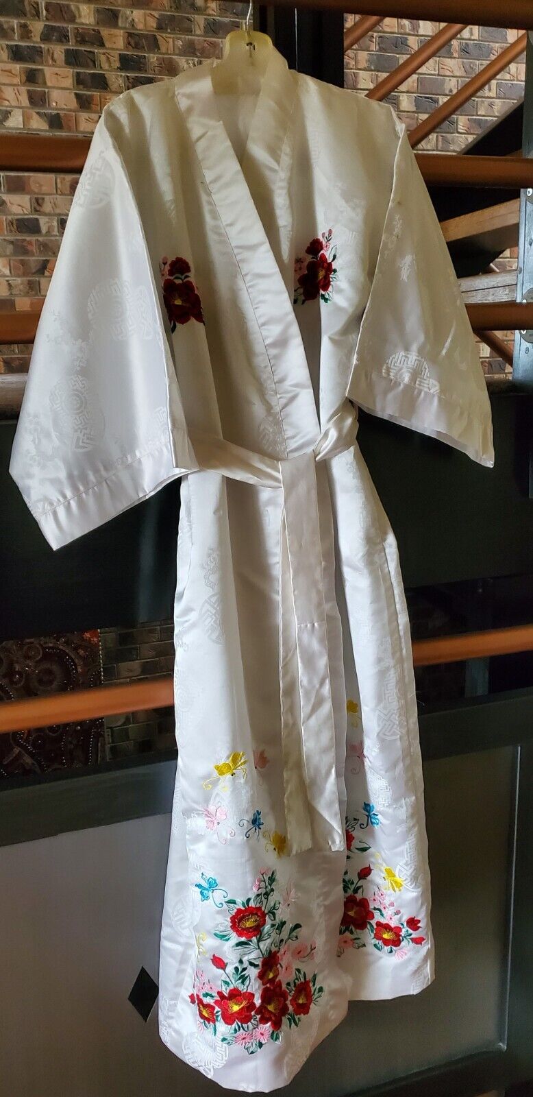 Vintage Japanese white KIMONO Tailor Made lined SILK Embroidered flowers QUALITY