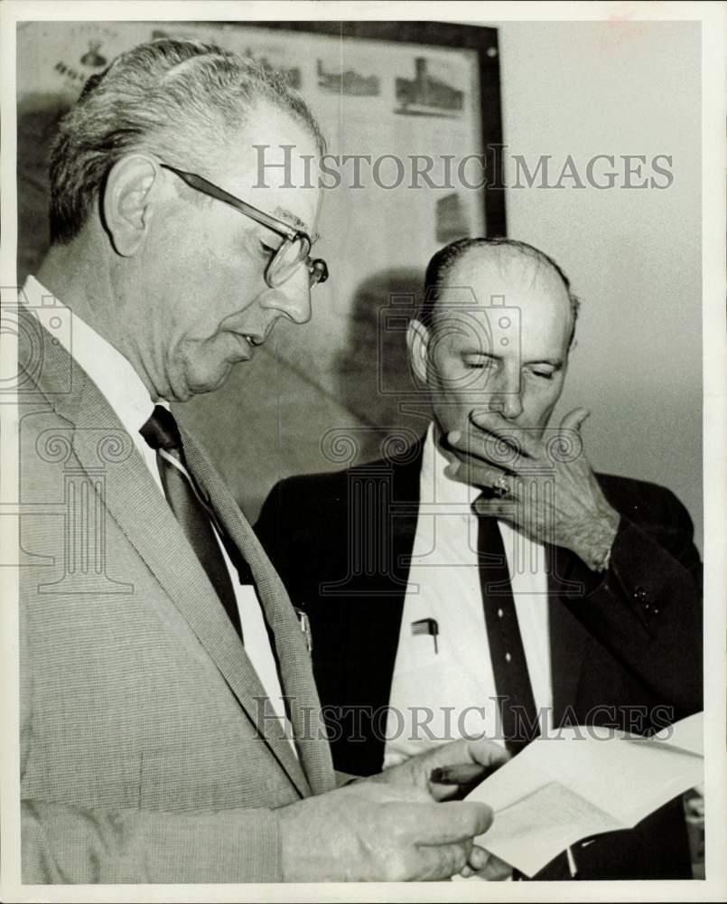 1967 Press Photo Harris County\'s Carl Smith and colleague discuss school ballot.