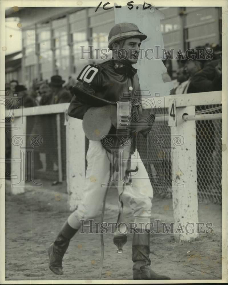 Press Photo Clarence Meaux, Jockey carrying his saddle - noo54792