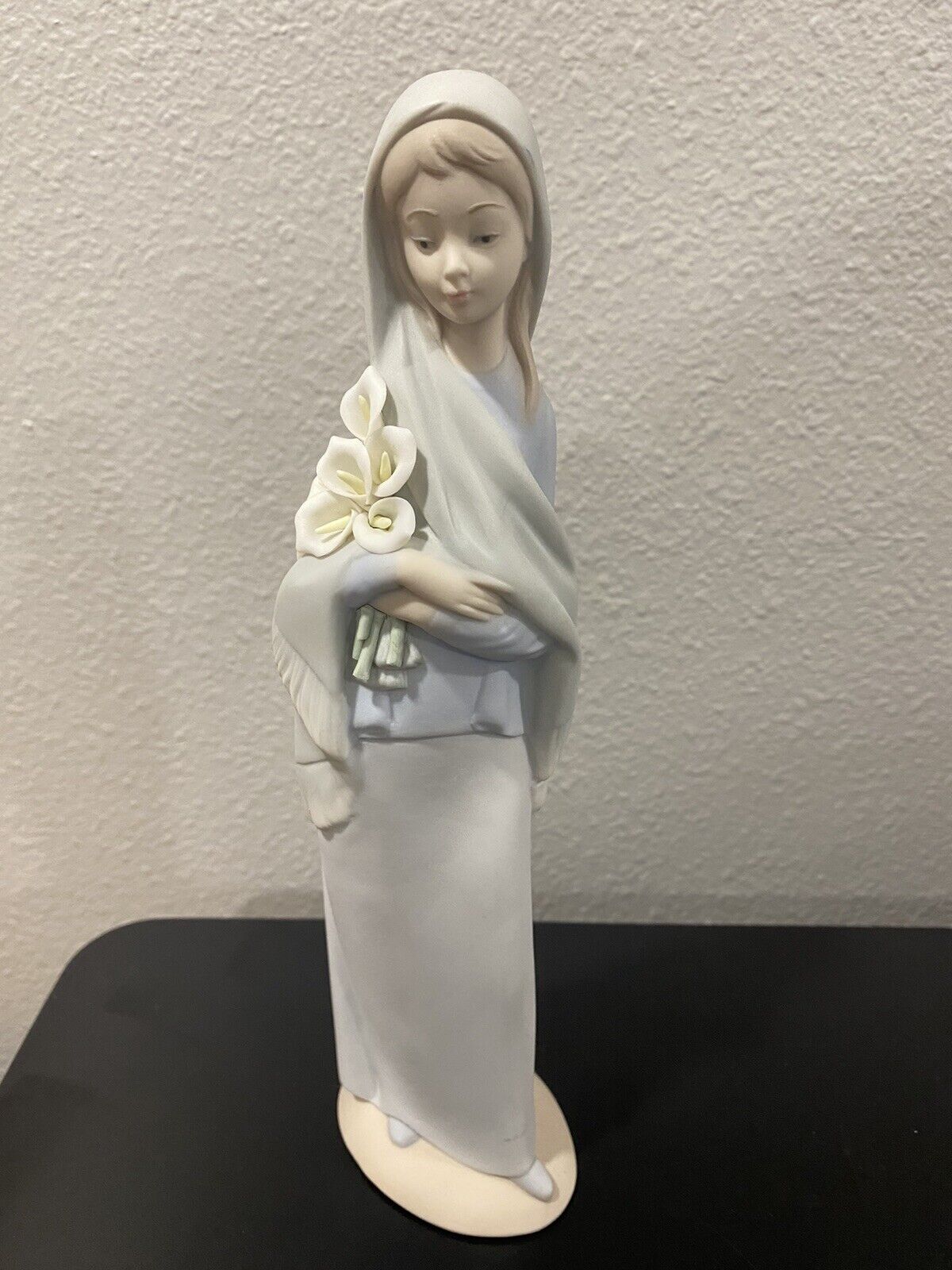 Lladro Girl with Calla Lilies, 9.5\