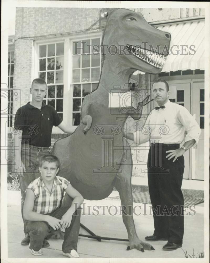 1961 Press Photo Henry W. Hauffe of Alief School with Dinosaur Teaching Aid
